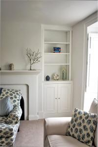 alcove unit with traditional styled framed cabinet fitted up to ceiling. Moulded doors with a simple panel bead, Painted in White eggshell