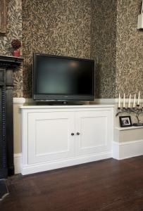 Traditional low cupboard in an Alcove with TV