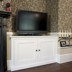 Traditional low cupboard in an Alcove with TV