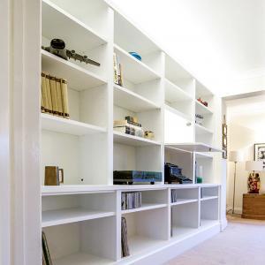 uilt in bookshelf with built in lighting