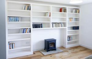 Contemporary white built in bookshelves