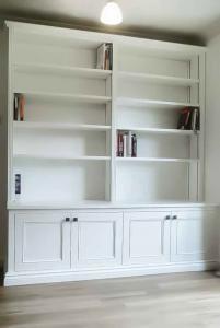 Double Built in alcove with twin column bookcase