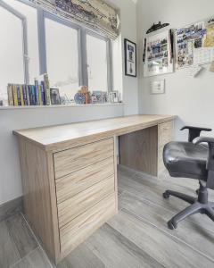 Free standing desk in Oak