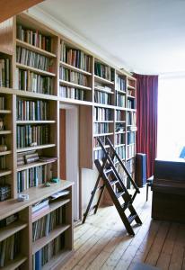 Wall to wall home Library with ladder