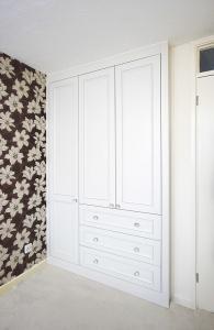 fitted alcove Wardrobe with door beading