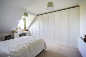 modern fitted wall to wall wardrobe & fitted bedroom