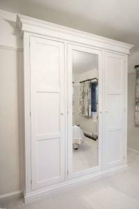 Built in-Period-Victorian-Wardrobe-with-bevelled-mirror