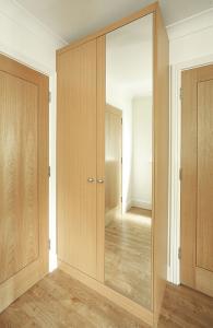 Fitted wardrobe with mirror door