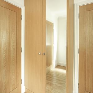 Fitted wardrobe with mirror door