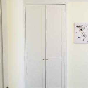 Plain shaker wardrobe in alcove