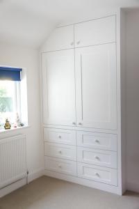 Shaker-wardrobe-with-drawers