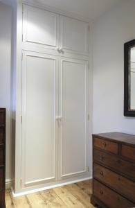 simple-beaded-alcove-wardrobe