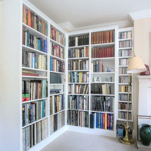 Bespoke Library shelving fitted in to a corner of a living room